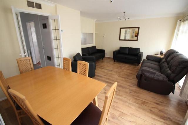 4 bed house — Somner Close, Wincheap