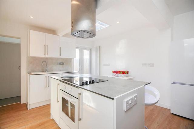 4 bed house — Claremont Place, Wincheap