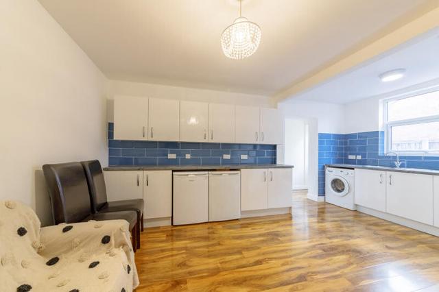 4 bed house — Grassington Road, Wollaton