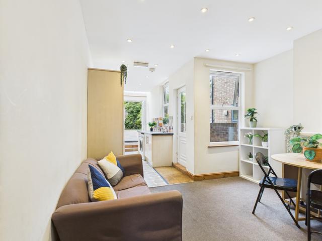5 bed house — Warwick Street, Golden Triangle