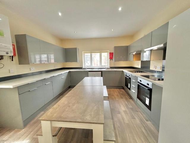 8 bed house — Woodville Road, Cathays