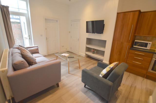 3 bed apartment — Simonside Terrace, Heaton
