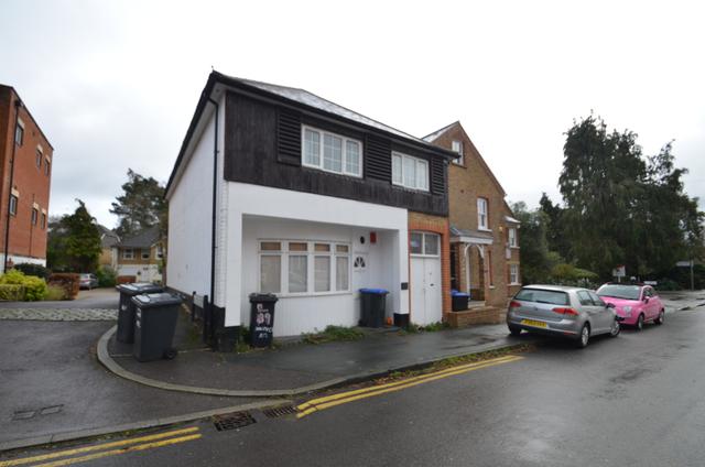 5 bed house — Harvest Road, Egham