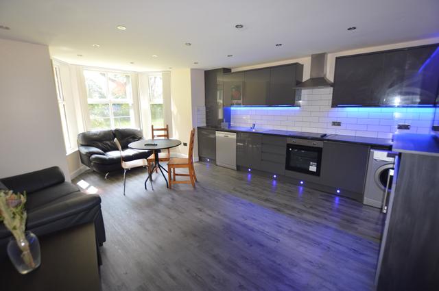 3 bed apartment — Cliff Road, Woodhouse