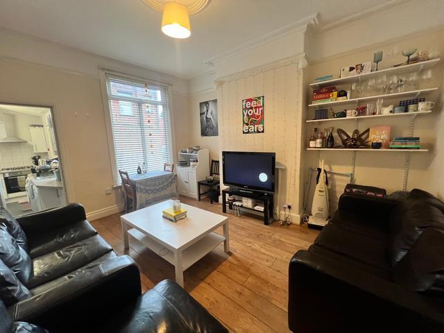7 bed house — Manor Drive, Hyde Park