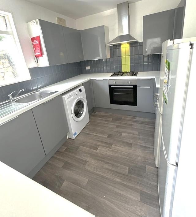 7 bed house — Woodville Road, Cathays