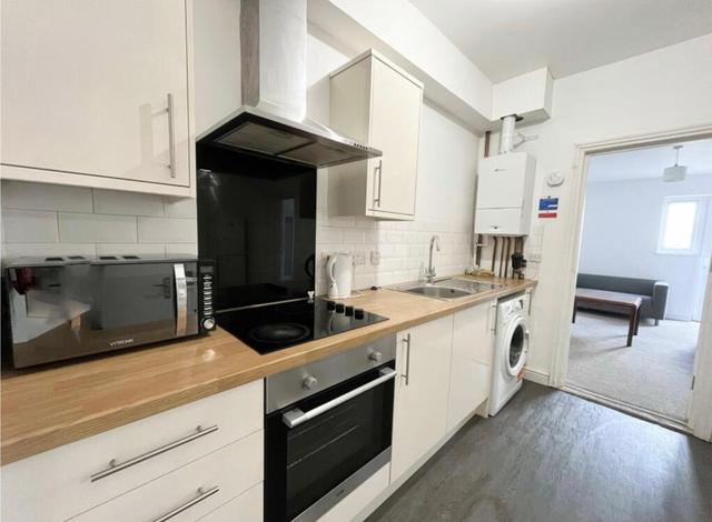 4 bed house — Gloucester Road, Horfield