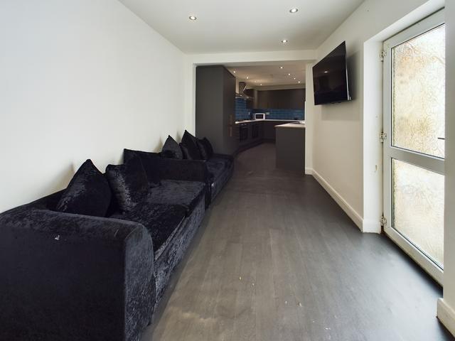 6 bed house — Wern Fawr Road, Port Tennant