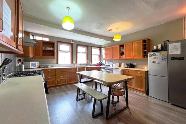 8 bed house — Manor Drive, Hyde Park
