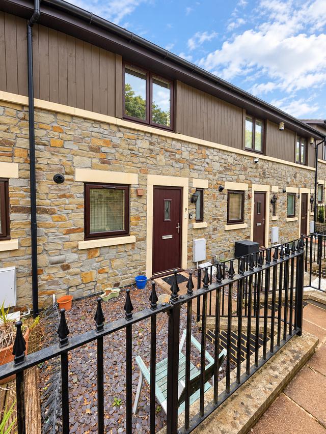 4 bed house — Vanbrugh Lane, Stoke Park