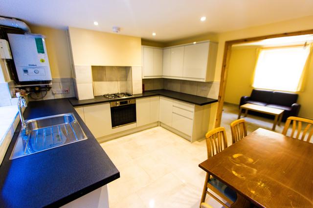 4 bed house — Kingsbury Road, Round Hill
