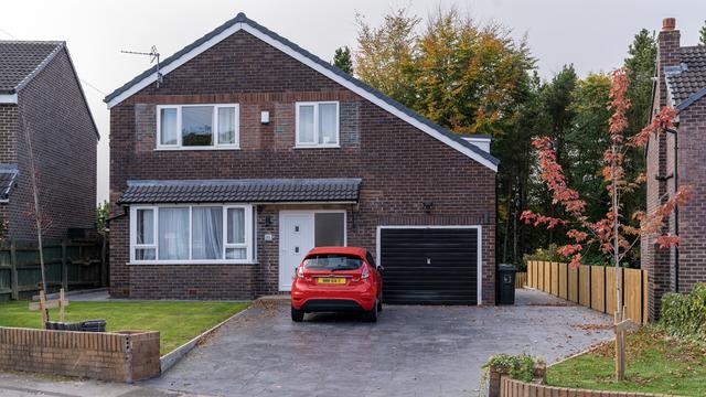 5 bed house — Springwood Hall Gardens, Springwood