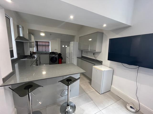 8 bed house — North Street, City Centre