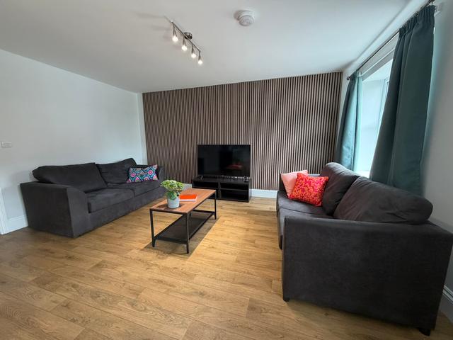 4 bed apartment — Hodgson Street, City Centre