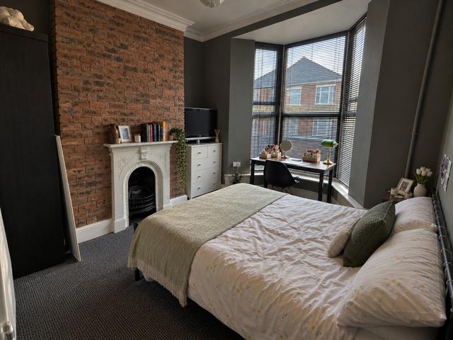 5 bed house — St. Helens Road, Sandfields