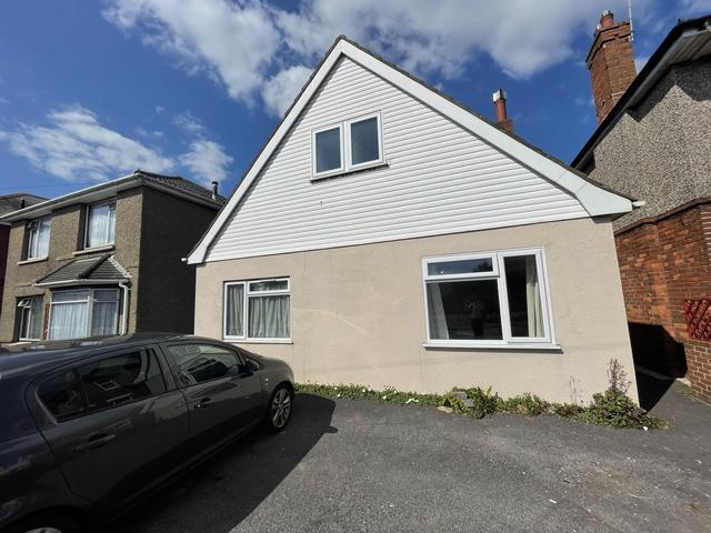 5 bed house — Columbia Road, Ensbury Park