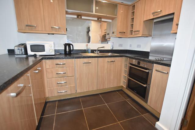 2 bed apartment — Lanadron Close, Twickenham
