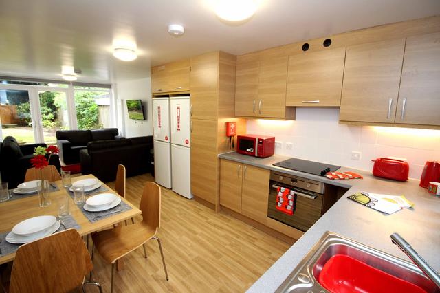 8 bed house — Sparkford Close, Stanmore