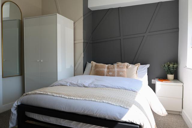 7 bed house — Winchester Gardens, Stanmore