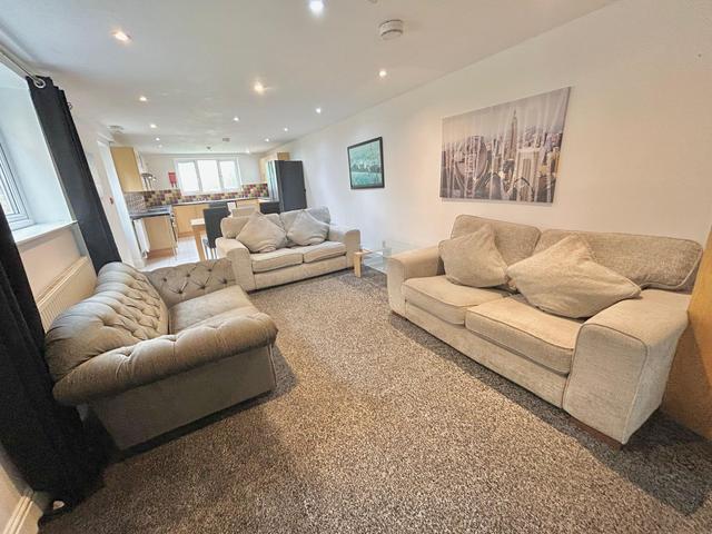 8 bed house — Woodville Road, Cathays