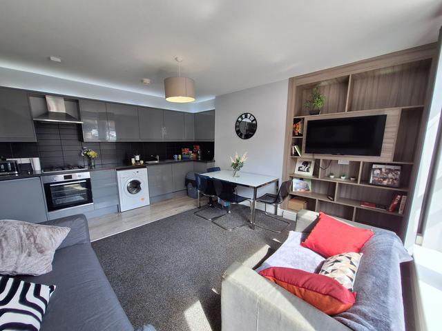 5 bed apartment — Hartley Avenue, Woodhouse