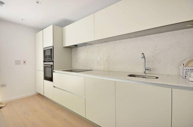 4 bed apartment — Heath Road, Twickenham