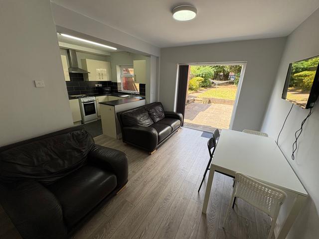 4 bed house — Templar Avenue, Tile Hill