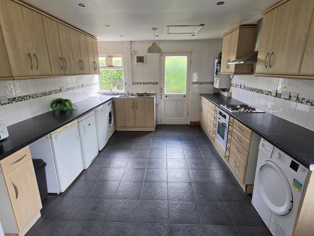 5 bed house — Hawton Crescent, Wollaton