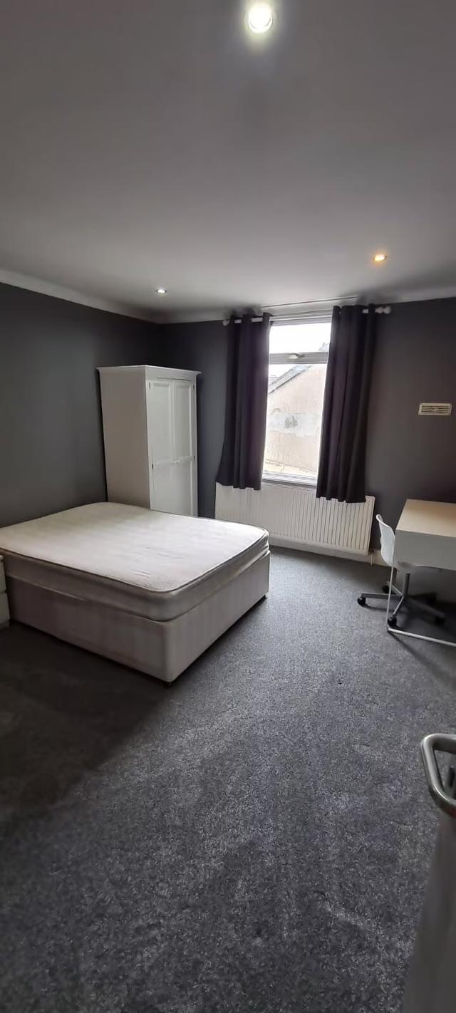 3 bed apartment — Glanbrydan Avenue, Uplands