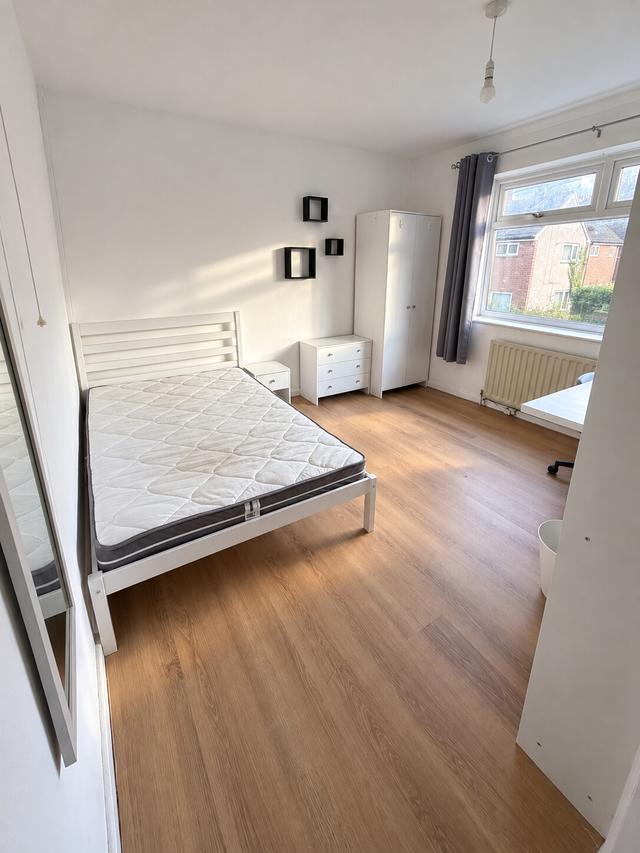 4 bed house — Read Avenue, Beeston