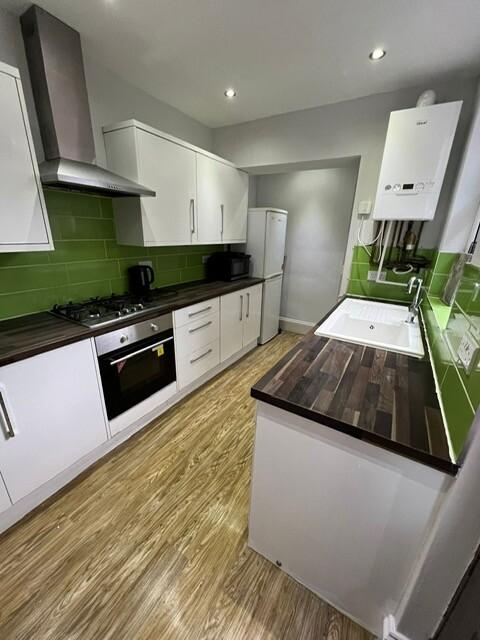 4 bed house — Western Road, Crookes