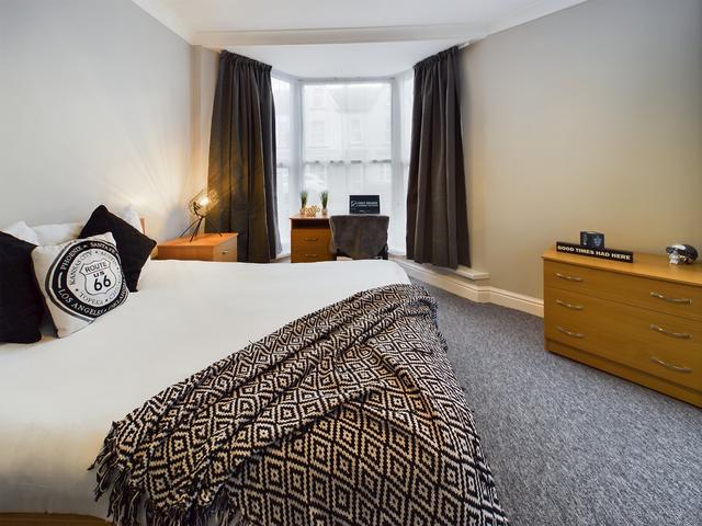 6 bed house — St. Helens Avenue, Uplands