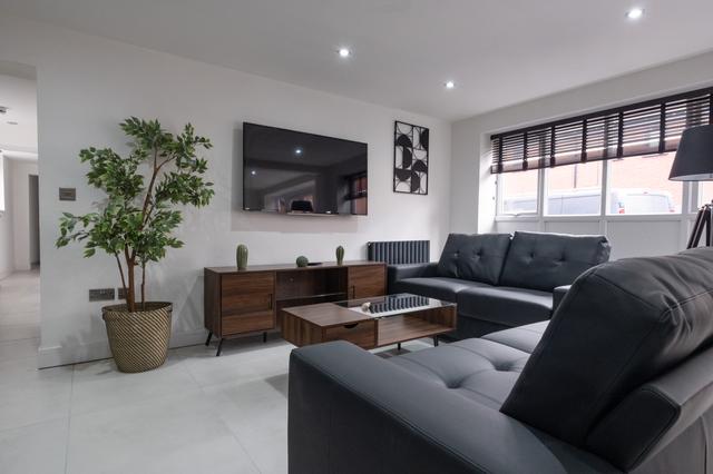 9 bed house — High Street - Reindeer House, High Street