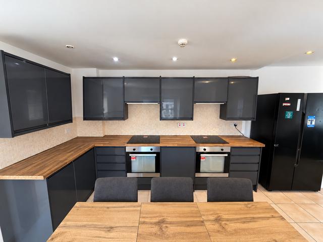 9 bed house — Woodville Road, Cathays