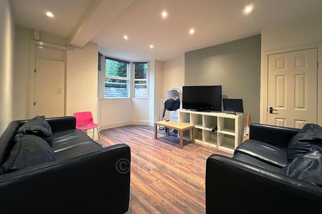 6 bed house — Bennett Road, Headingley