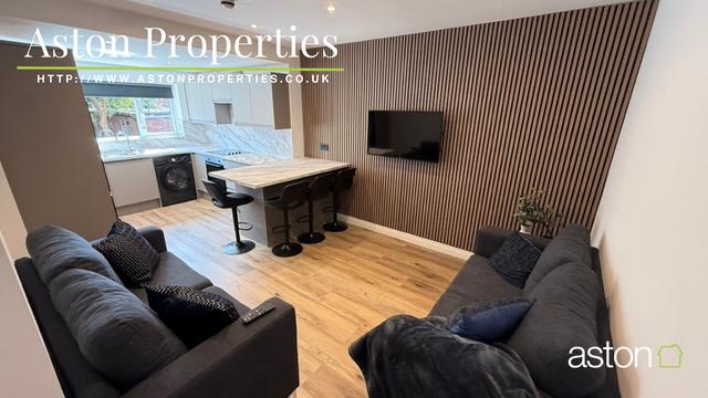 6 bed house — Ash Road, Headingley