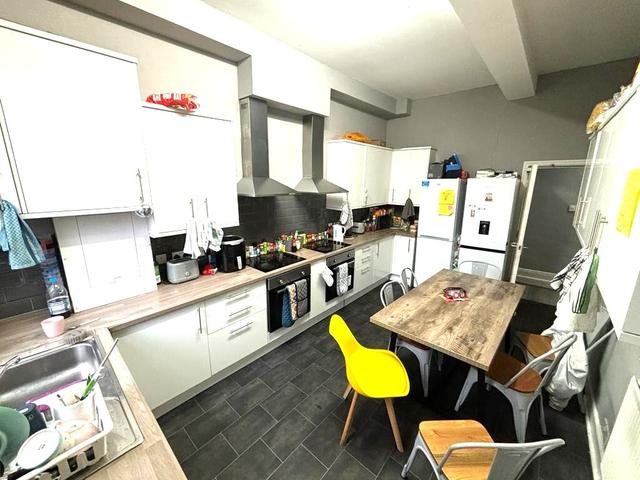 10 bed house — Brudenell Road, Hyde Park