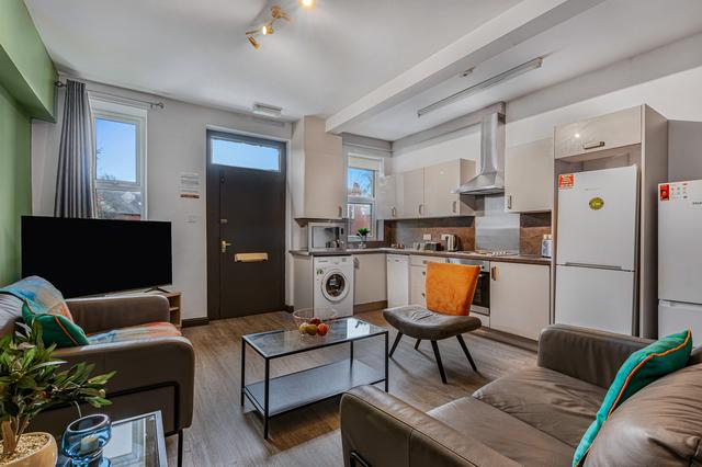 4 bed apartment — North Lane, Headingley