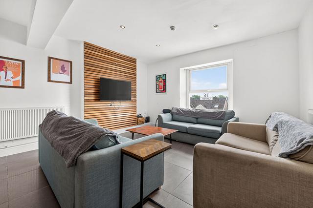 8 bed house — Bay View Crescent, Brynmill