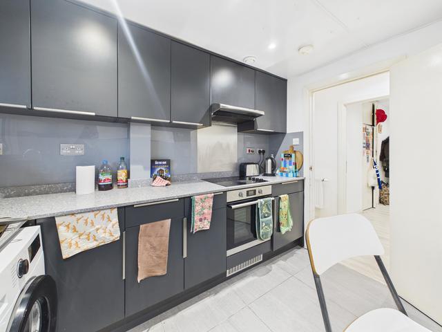 3 bed house — Selsfield Drive, Lewes Road
