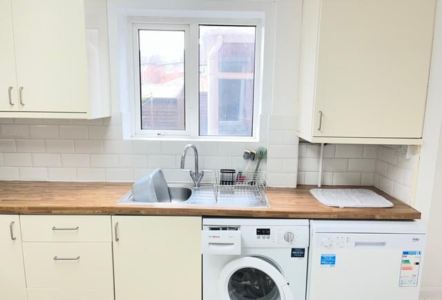 5 bed house — Ashby Crescent, Ashby