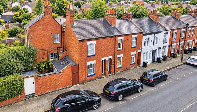 3 bed house — Edward Road, Clarendon Park