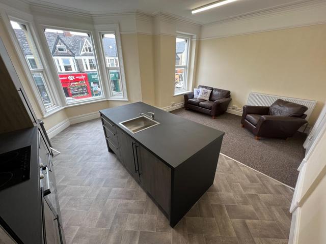 4 bed house — Albany Road, Roath