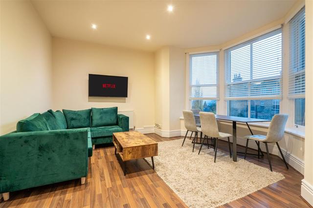 3 bed house — Lawson Road, Broomhill