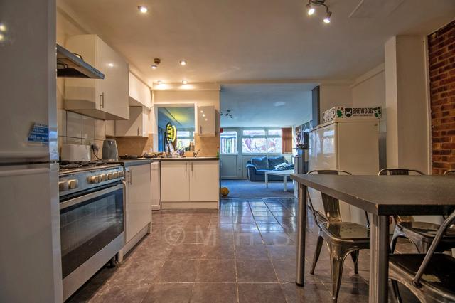 8 bed house — Brudenell Grove, Hyde Park