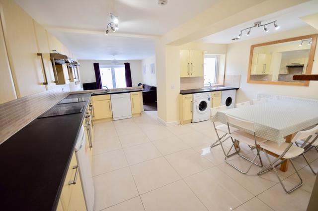 9 bed house — Flora Street, Cathays