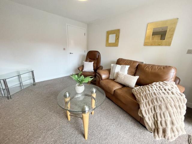 1 bed apartment — 3 Princess Way, City Centre