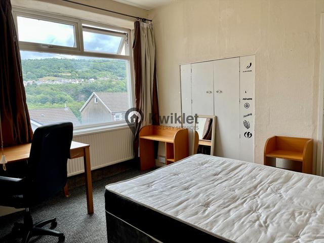 5 bed house — Wood Road, Treforest