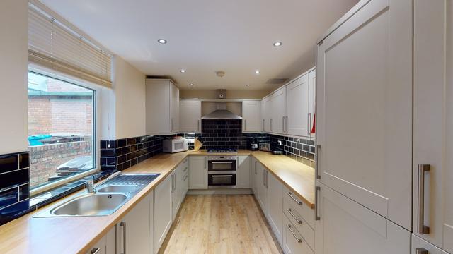 6 bed house — Wadbrough Road, Ecclesall