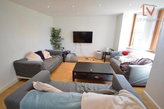 8 bed house — Queens Road, Hyde Park